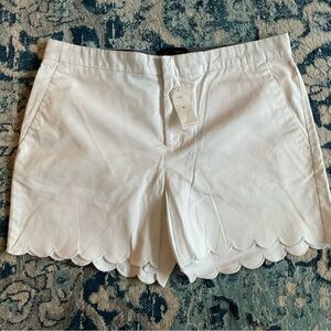 Banana Republic Factory white shorts. Scalloped hem. NWT. Size 10